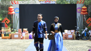 Pendidikan Ekonomi Raih Penghargaan Fashion Show Terkreatif dalam Dies Natalis FKIP Unila ke-57